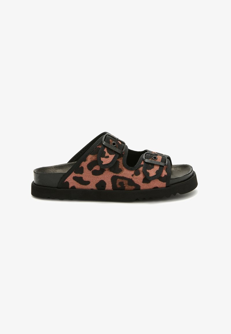 Sandale mule à bout ouvert avec semelle noire, dessus en tissu imprimé léopard et deux boucles noires réglables sur le dessus.