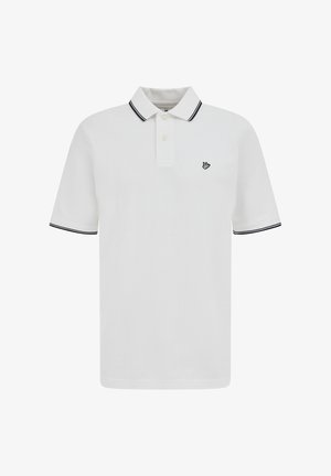 Tricou polo alb cu mâneci scurte, cu margini negre pe guler și pe marginea mânecilor, deschidere cu două nasturi și un logo mic brodat pe partea stângă a pieptului.