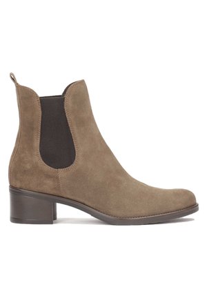 Ruskeat mokkanahkaiset nilkkurit pyöreällä kärjellä, joustavilla sivupaneeleilla ja pinoa muistuttavalla korolla. Sileä pinta, yksinkertainen muotoilu, sopii monenlaisiin asuihin.