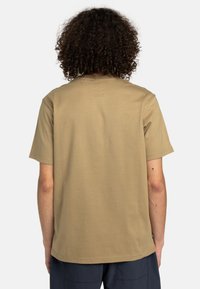 Khaki bavlněné tričko s krátkým rukávem a rovný střih. Disponuje jednoduchým designem s kulatým výstřihem a nenápadnými švy.