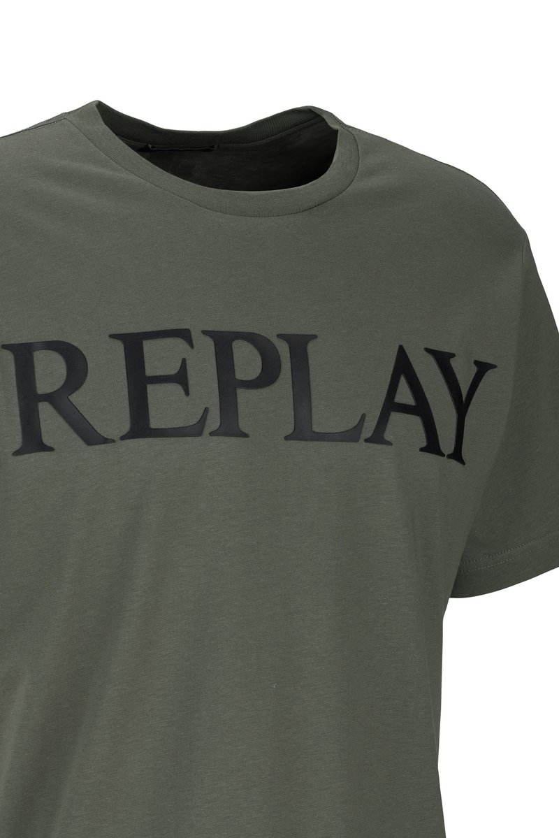 T-shirt verde oliva con scollo rotondo e maniche corte, con la scritta "REPLAY" in nero e maiuscolo stampata sul petto.