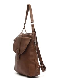 Smeđi kožni ruksak s prednjim preklopom na kopču, gornjim zatvaračem i podešivim naramenicama na bijeloj pozadini.