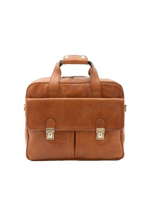 Attaché en cuir marron avec double poignées, rabat avant et deux fermoirs en métal, présentant une texture lisse et une forme rectangulaire structurée.