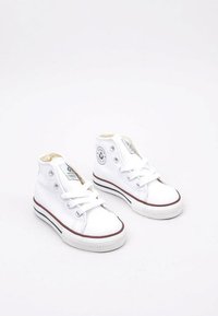 Witte canvas hoge sneakers met witte veters, rubberen zolen en een rode accentlijn. Bevat een circulair logo op de zijkant.