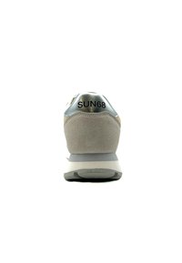 Grijze suède sneaker met een zilveren hielaccent en zwarte "SUN68" branding. Voorzien van een witte tussenzool en een gestructureerde buitenzool voor grip.