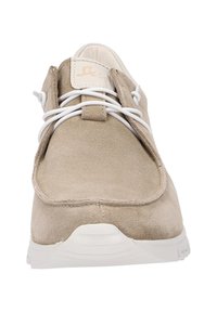 Scarpe in suede beige con punta rotonda, lacci bianchi e suola testurizzata. Presentano un logo sulla linguetta e una parte superiore liscia per il comfort.