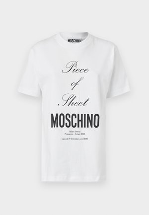 Fehér pamut póló fekete felirattal. Az elején a "Piece of Sheet" és a "MOSCHINO" feliratok láthatók vastag betűkkel, további részletekkel lent.