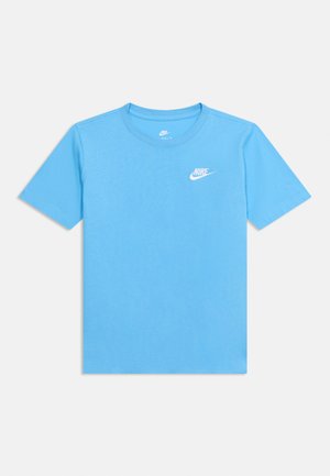 Ανοιχτό μπλε κοντομάνικο T-shirt της Nike με στρογγυλή λαιμόκοψη και μικρό λευκό λογότυπο Nike στο αριστερό μέρος του στήθους σε απλό φόντο.