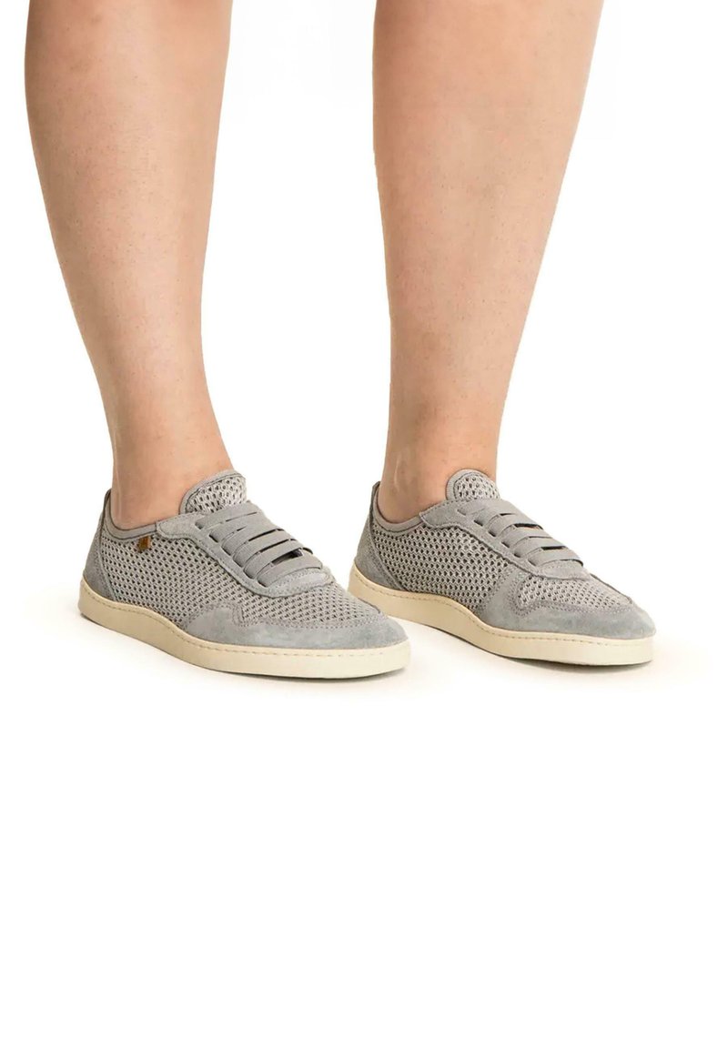 Szare zamszowe sneakersy z perforowanym mesh designem, z sznurowaną przodem i jasną gumową podeszwą; cechują się okrągłym noskiem i przeszyciami.