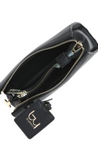 Bolso de cuero negro con cremallera dorada, de textura suave, forma rectangular y una pequeña etiqueta de marca adjunta. El interior incluye compartimentos.