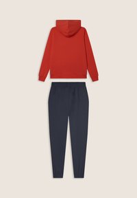 Sudadera roja con capucha y bolsillo frontal, y pantalones jogger azul marino con cintura y puños elásticos, ambos hechos de una suave mezcla de algodón.
