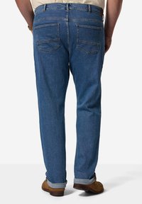 Jeans de mezclilla azul con corte recto, que cuentan con bolsillos traseros con parche y puños remangados, confeccionados en una tela suave y texturizada.