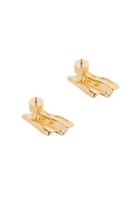 Auksinio atspalvio metaliniai auskarai su banguotu, tekstūruotu dizainu. Apvalus kaištis su poliruotu paviršiumi. Matmenys maždaug 2,5 cm pločio.