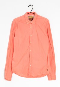 Camisa de manga larga color coral con tapeta de botones, dobladillo redondeado y un pequeño parche con el logotipo en la parte inferior, hecha de tejido ligero.