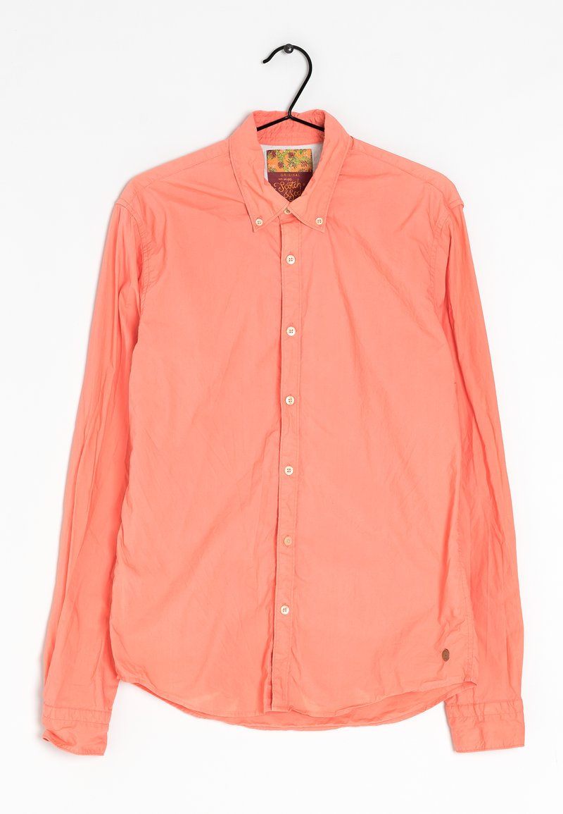Camisa de manga larga color coral con tapeta de botones, dobladillo redondeado y un pequeño parche con el logotipo en la parte inferior, hecha de tejido ligero.