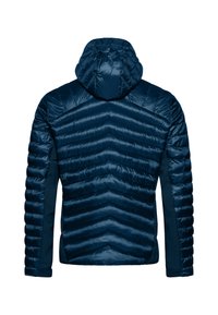 Navyblauwe geïsoleerde jas met een capuchon, voorzien van een doorstikte chevronpatroon, contrasterende zijpanelen en elastische manchetten voor een snug fit.