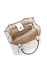 Borsa bianca in pelle con hardware dorato, dotata di un ampio interno, numerosi scomparti con zip e bordi neri.