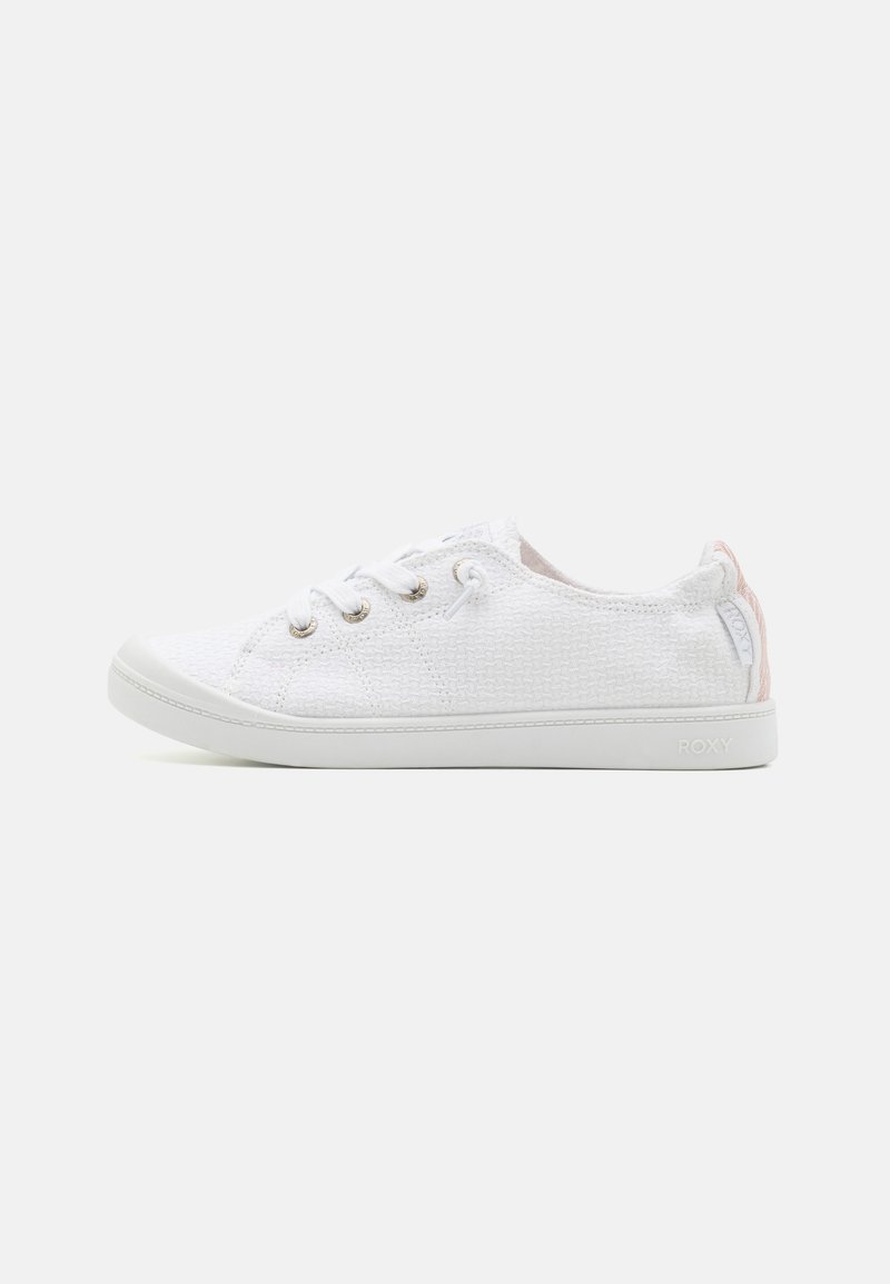 Sneaker bassa bianca in tessuto testurizzato, con lacci sul davanti, linguetta sul tallone di colore rosa chiaro e suola piatta in gomma con il marchio "Roxy" sul lato.