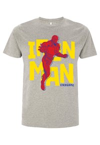 Szary bawełnowy t-shirt z graficznym motywem Iron Mana w kolorach czerwonym i niebieskim, z napisem "IRON MAN" w kolorze żółtym oraz "ENDGAME" w kolorze niebieskim. Krótkie rękawy.