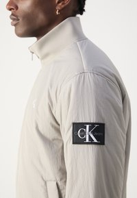 Calvin Klein Jeans PADDED HARRINGTON - Giacca da mezza stagione - flint gray