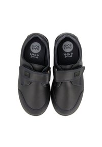 Zapatos de cuero negros con forma redondeada, con una correa de Velcro, cuello acolchado y costuras moradas. En el interior, se puede ver la marca 'GIOS EPPO'.