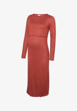 Ribbede graviditetskjole i terracotta, lange ærmer, rund hals, tætsiddende silhuet, flæset kant ved talje og ærmer, blød tekstur.