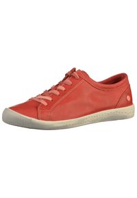 Roter Lederschuh mit niedrigem Profil, runder Zehenform, Schnürdesign und hellfarbiger Gummisohle mit strukturierten Akzenten.