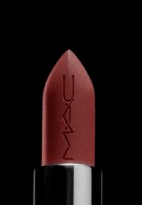Lápiz labial mate en un tono marrón rojizo cálido, con punta afilada y logotipo en relieve. Encastrado en un tubo negro con acabado brillante.