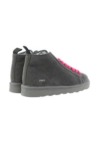Stivaletti neri in suede con lacci rosa, superficie testurizzata, suola in gomma a profilo basso e linguetta sul retro. Numero di modello P001 visualizzato.