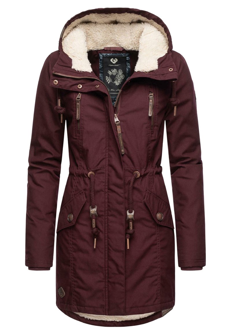 Bordeaux parka-jack met een fleece-voering in de capuchon, ritssluiting aan de voorkant, trekkoord in de taille en knoopsluiting zakken. Getextureerde stof met bruine accenten.