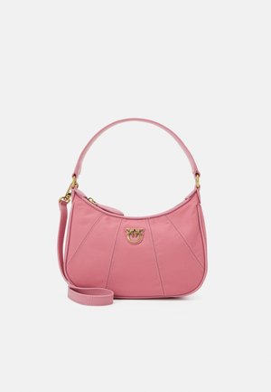 Roze leren tas met een gebogen vorm, voorzien van gouden hardware, een kort handvat en een verwisselbare schouderband. Toont naaddetails en een logo-accent.