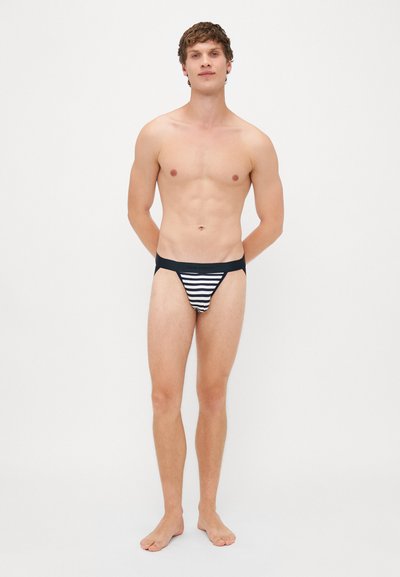 Schwarz-weiße gestreifte Schwimmshorts mit einem einfarbigen schwarzen Bund, aus dehnbarem Material für Komfort und Passform, mit einem enganliegenden Schnitt.