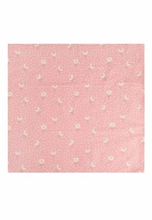 Roze stof met kleine witte madeliefjes die gelijkmatig over het oppervlak verspreid zijn.