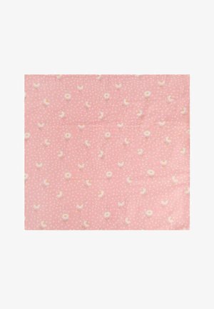Roze stof met kleine witte madeliefjes die gelijkmatig over het oppervlak verspreid zijn.