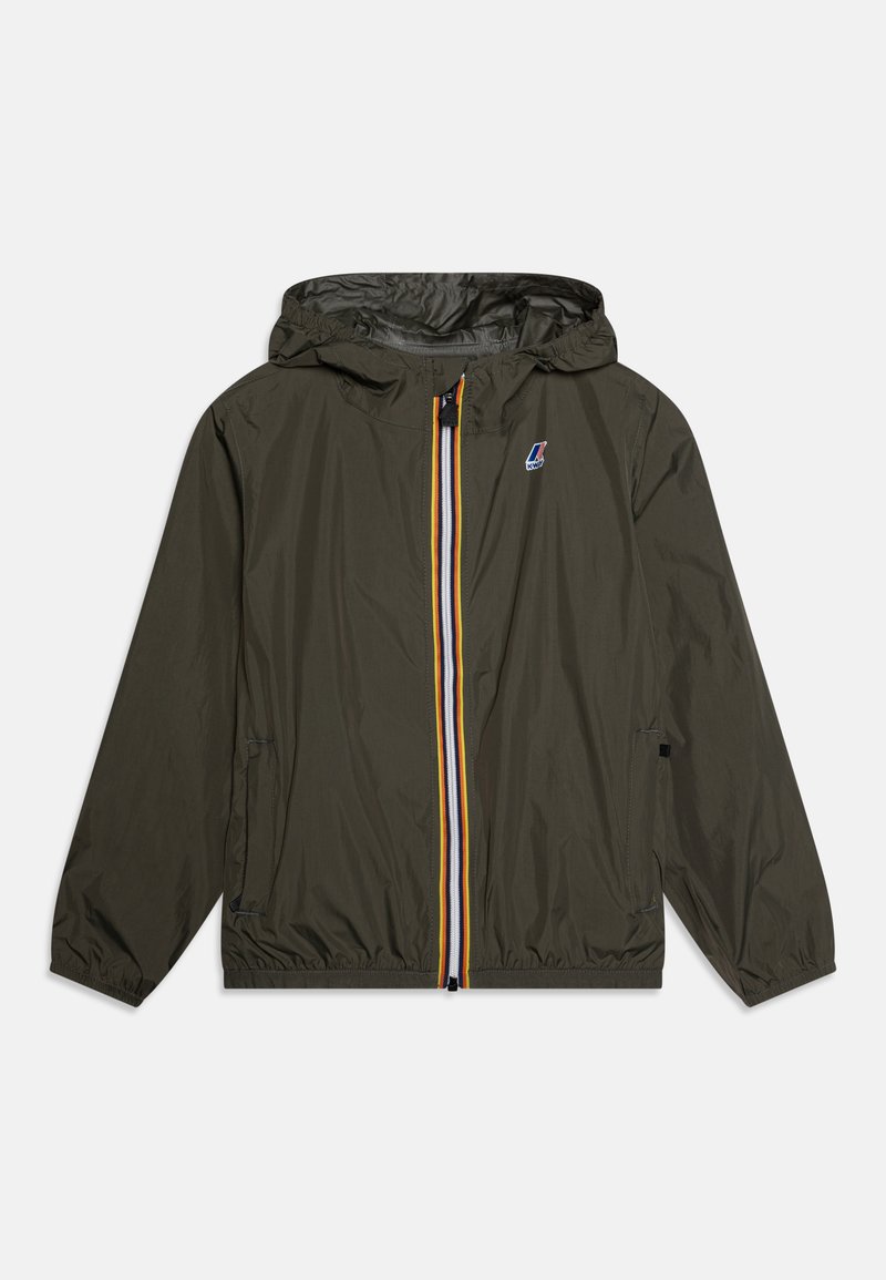 Veste légère vert olive avec une capuche, dotée d'une fermeture éclair à l'avant et d'accents de rayures multi-couleurs sur le devant. Deux poches latérales.
