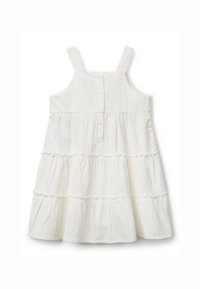 Weißes, baumwollenes, gestuftes Kleid mit Trägern, das vorne mit Knöpfen versehen ist und Rüschendetails an den Stufen aufweist. Einfaches und leichtes Design.
