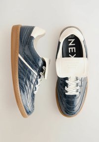 Marineblaue Sneaker mit glänzender Kunst-Krokodil-Optik, weißen Akzenten, einer gepolsterten Zunge und einer Gummisohle. Mit weißen Schnürsenkeln und einem markierten Innensohle.