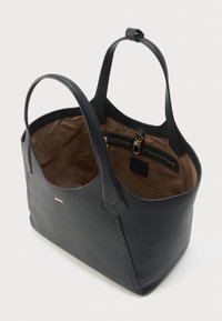 Mustast nahast käekott pruuni seemisnahast sisuga, kahe käepidemega, sisemine tõmblukuga tasku ja kullatooni metalldetailidega.