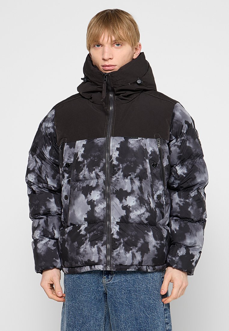 Kurtka puchowa z czarną górną częścią i szaro, chmurowym wzorem na dole. Posiada wysoki kołnierz, zamek błyskawiczny oraz guziki z przodu. Ciepła i teksturowana.