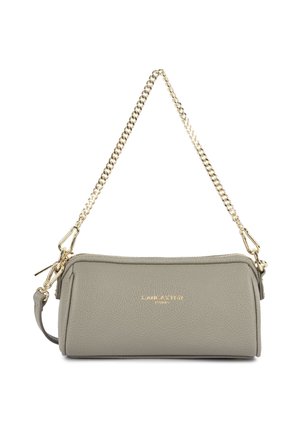 Sac à main rectangulaire en cuir gris avec bandoulière chaîne dorée et fermeture éclair, doté d'un petit logo doré embossé au centre avant.