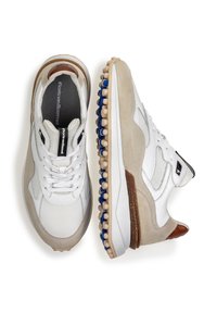 Baskets multi-texturées avec mesh blanc et suède beige. Semelle en caoutchouc contrastante avec détails bleus et marron clair, design à lacets et accent logo.