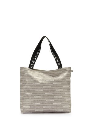 Graue Tragetasche mit wiederholtem weißen Textmuster, großer Öffnung und schwarzen Griffen mit weißem Branding, gefertigt aus weichem Material.