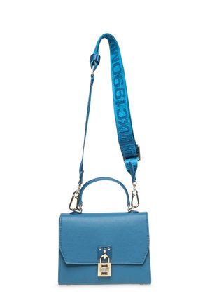 Borsa a mano in pelle azzurro chiaro con design strutturato, manico superiore e tracolla blu rimovibile con lettering impresso. Chiusura con gancio metallico.