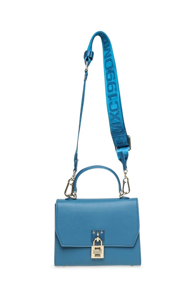 Borsa a mano in pelle azzurro chiaro con design strutturato, manico superiore e tracolla blu rimovibile con lettering impresso. Chiusura con gancio metallico.