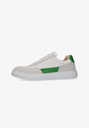 Witte lage sneaker met groene accenten op het zijpaneel en de hiel, witte veters en een dikke witte rubberen zool.