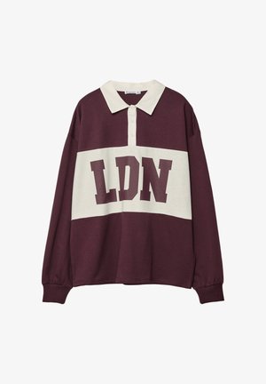 Bordeaux-rotes Langarm-Polohemd mit einem weißen Horizontalstreifen, der "LDN" in fetten, dunklen Buchstaben zeigt. Klassischer Kragen mit drei Knöpfen.
