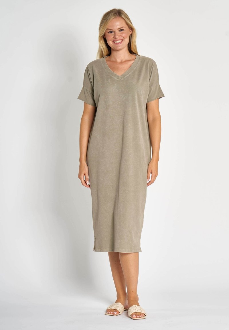 Olivgrünes, knielanges Kleid mit kurzen Ärmeln und V-Ausschnitt. Weich und locker geschnitten, mit seitlichen Schlitzen und einer glatten Textur.