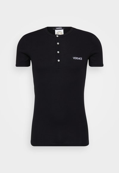 Juodas trumpas rankovėmis modalinis polo marškinėliai su mygtukų užtrauktuku, su balta siuvinėta "VERSACE" logotipu kairėje krūtinės pusėje.
