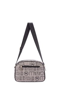 Borsa a spalla in tessuto nero e grigio con stampa del logo CCAVALLI, tasca frontale con zip e tracolla regolabile. Caratterizzata da dettagli in metallo dorato.