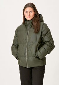 Olivengrøn pufferjakke med høj krave, lynlås-lukning og snørelukning i hætten. Har syede paneler og en glat, shiny tekstur.